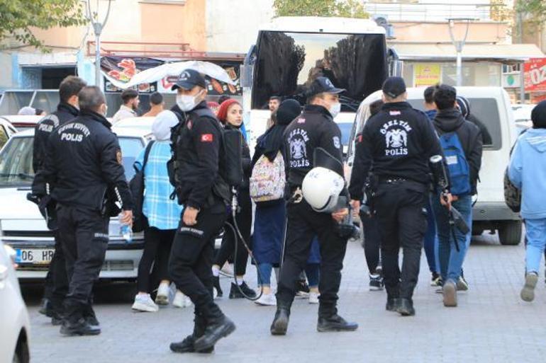 Kuaför çalışanlarıyla öğrenciler arasında taşlı-sopalı kavga: 1i polis, 3 yaralı