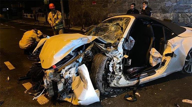 Lüks araç elektrik direğine çarptı: 2’si ağır 3 yaralı