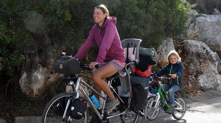 4 yaşındaki oğluyla 5 ülke gezip, Demreye geldi