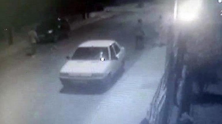 Kavga etti, hırsını park halindeki arabadan aldı