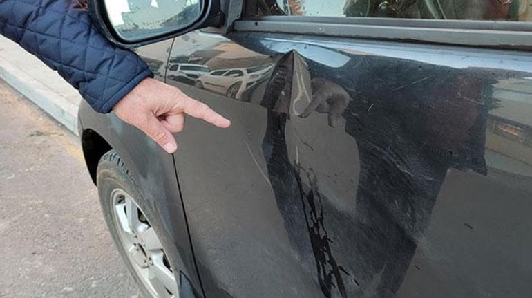 Kavga etti, hırsını park halindeki arabadan aldı