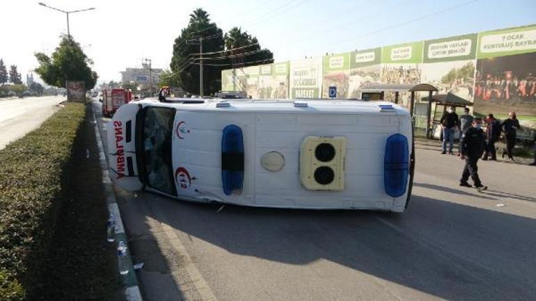 Osmaniyede yaralı taşıyan ambulans devrildi; 3ü sağlık çalışanı 4 yaralı