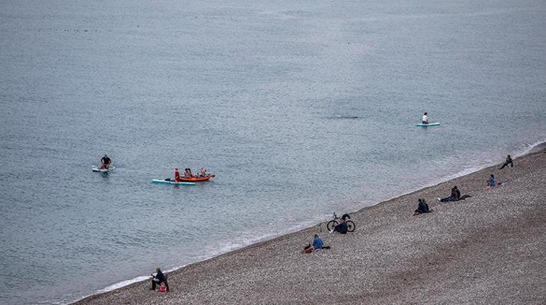 Hava sıcaklığının 17, deniz suyunun ise 19 derece olduğu turizm kenti Antalya'da, Konyaaltı Sahili turistlere ev sahipliği yaptı. Bölgedeki otellerde kalan Rus ve İranlı turistler, denize girdi kimileri ise sahilde oturup kitap okudu.