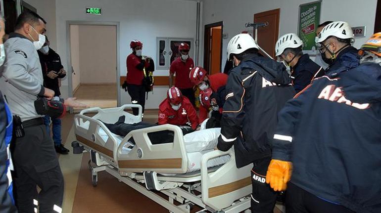 İhbar üzerine olay yerine AFAD, UMKE, itfaiye ve 112 ekipleri sevk edildi. Kısa sürede gelen ekipler, enkaz altında kalan yaralı 2 kişiye ulaştı.