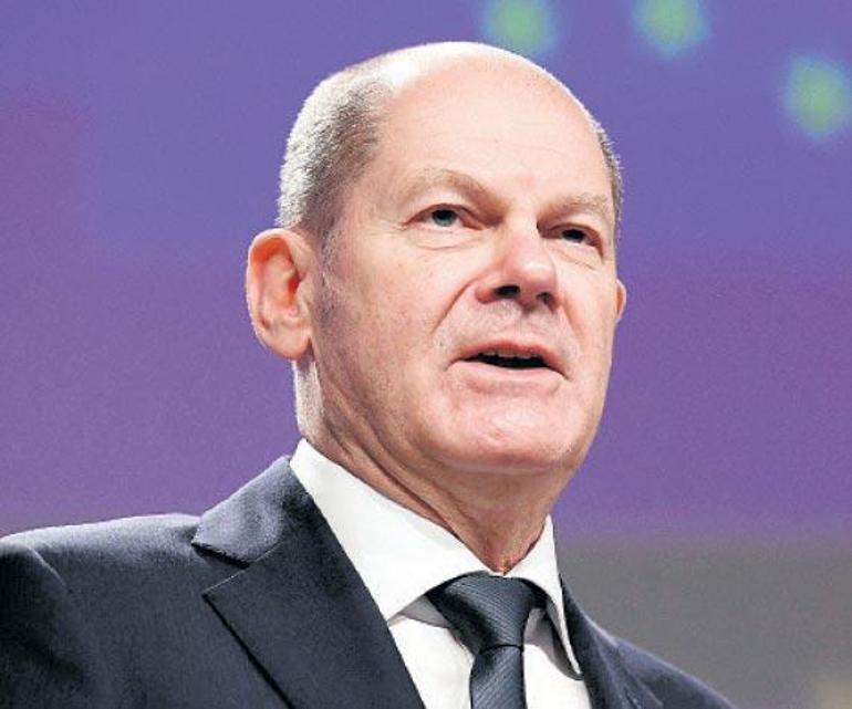 Ayağının tozuyla Olaf Scholz