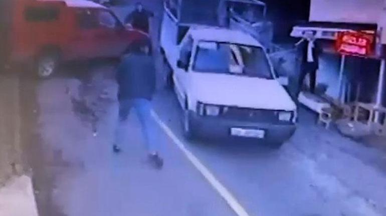 Rize’de freni boşalan kamyonet şehrin meydanına daldı