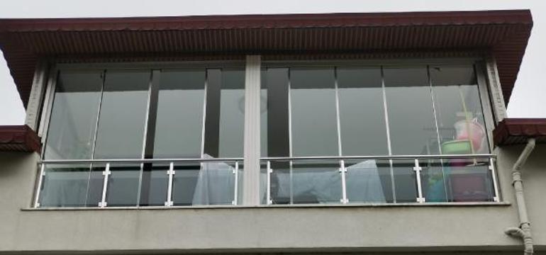 Atış talimi yaparken balkonda çiçek sulayan doktoru vurdu