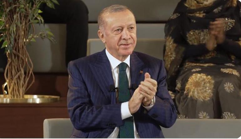 Erdoğan bu şiirle birincilik almıştım dedi ve Afrikalı genci tebrik etti: Benden iyi okuyorsun