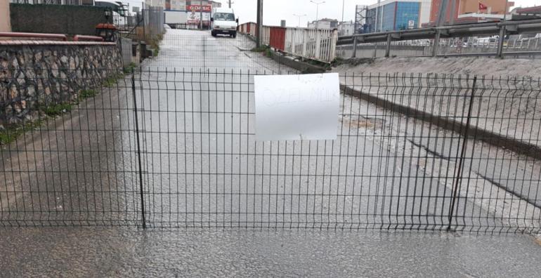 Arsasından geçen yolu tel çitle kapattı ‘Özel mülk’ yazısı astı