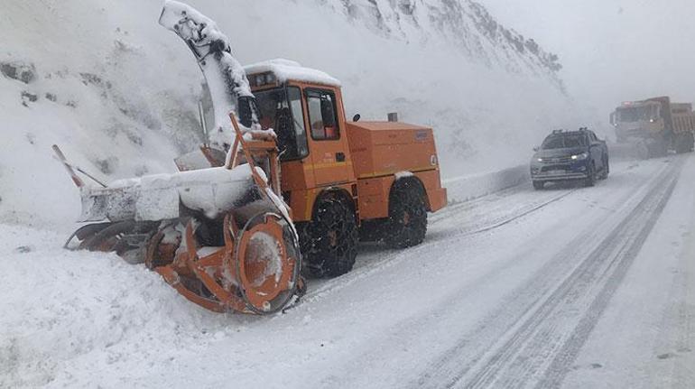Antalyada kar yağışı etkisini artırdı Kar kalınlığı bir metreye ulaştı