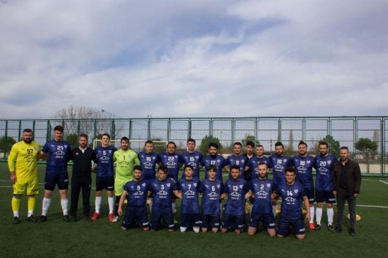 Kırmızı kart gören futbolcu, tabancayla rakip takımın soyunma odasını bastı