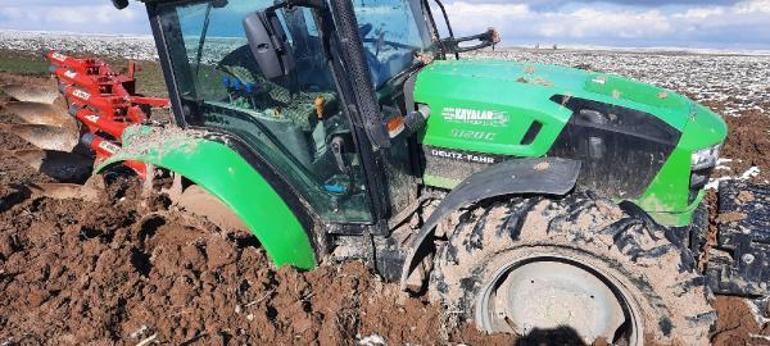 3 gündür kayıp olan çiftçinin traktörü, çamura saplanmış olarak bulundu