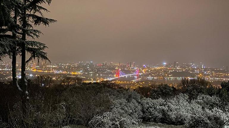İstanbulda kar Çamlıca tepesi beyaza büründü