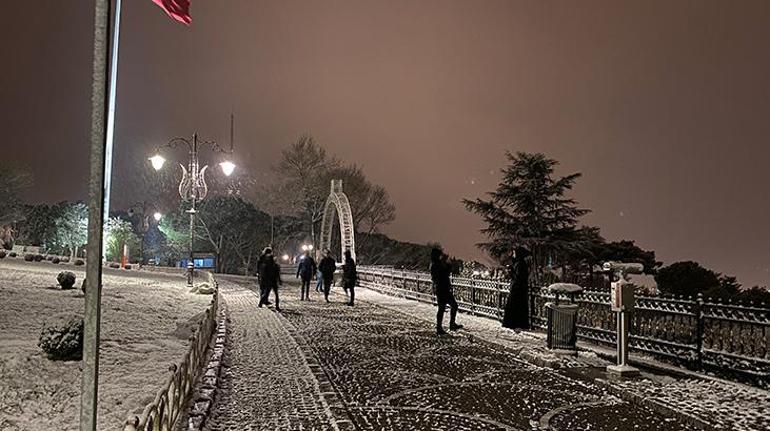 İstanbulda kar Çamlıca tepesi beyaza büründü