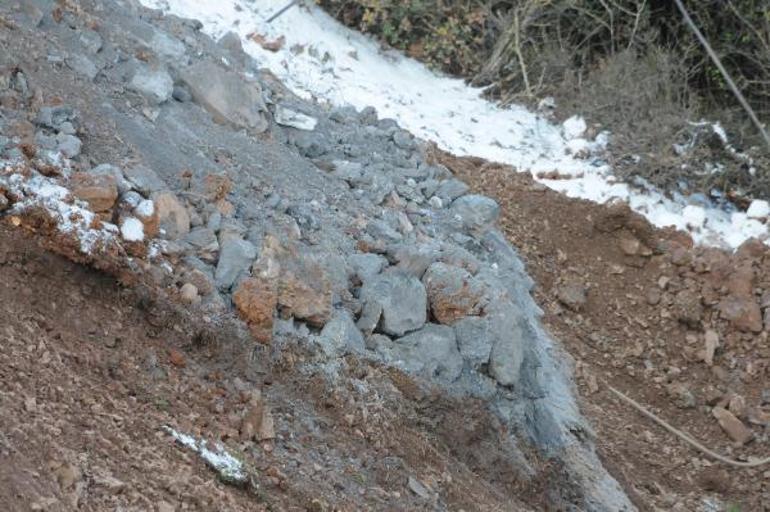 Dereye yatağına kötü koku yayan atık madde döküldü, inceleme başlatıldı