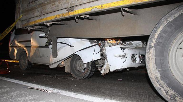 Minibüs TIRa arkadan çarptı: 2 kişi hayatını kaybetti