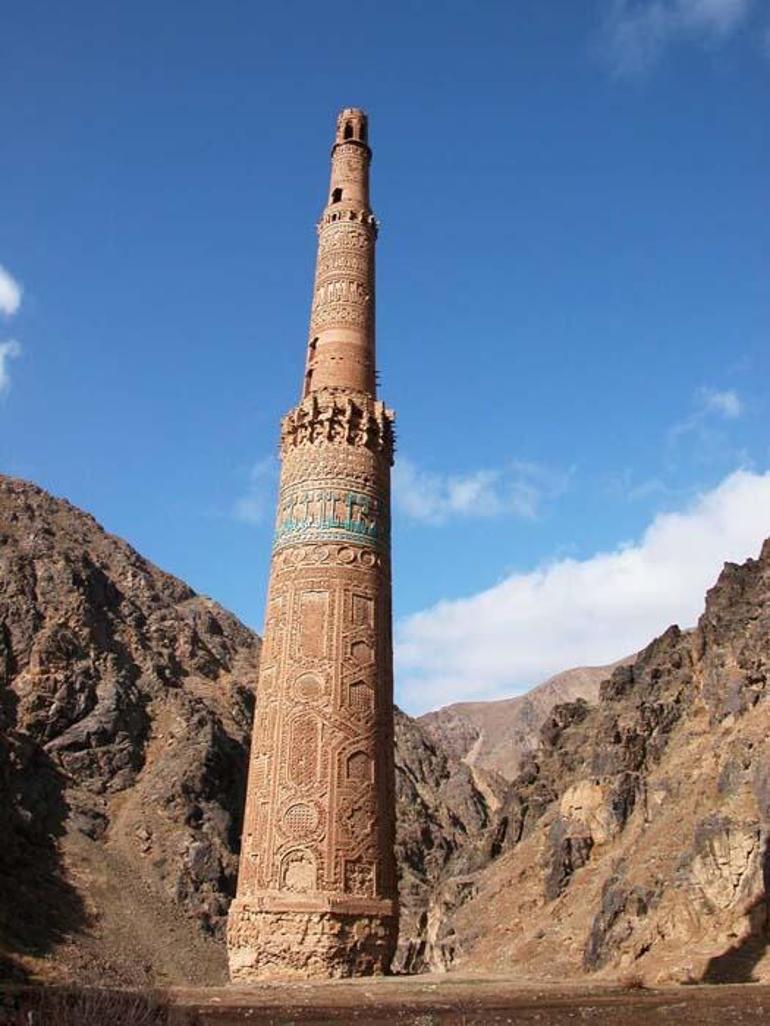 800 yıllık minare yıkılmak üzere Korkunç bir trajedi