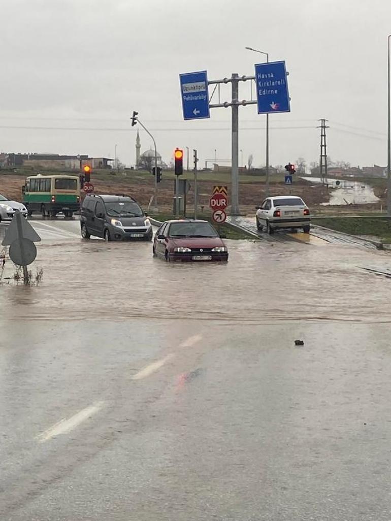 Edirnede şiddetli sağanak Dereler taştı, yollar ulaşıma kapatıldı