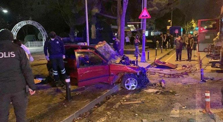 Feci kaza 1 kişi otomobil içerisinde sıkıştı