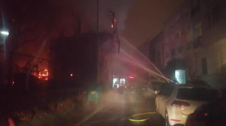 Beyoğlunda ahşap binada yangın Çok sayıda ekip sevk edildi