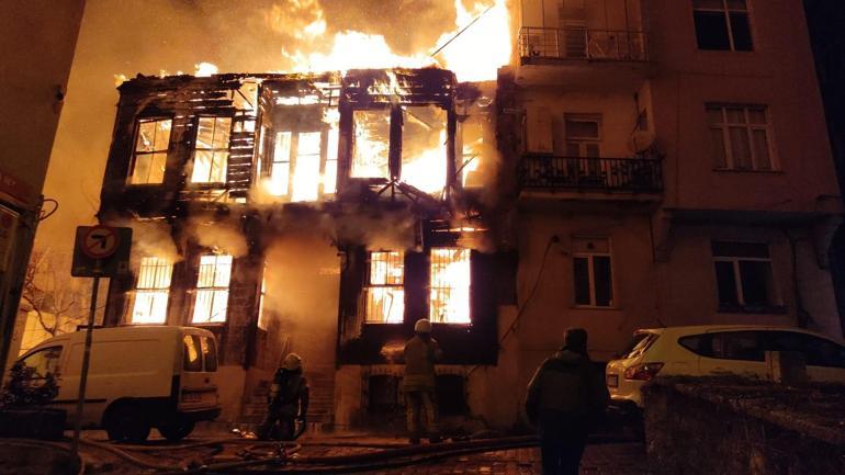 Beyoğlunda ahşap binada yangın Çok sayıda ekip sevk edildi