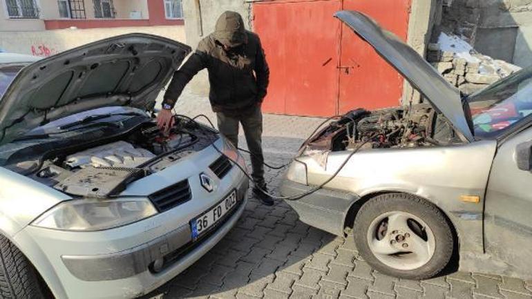 Karsta araçların motorları dondu, iş yerlerinin camları buz tuttu