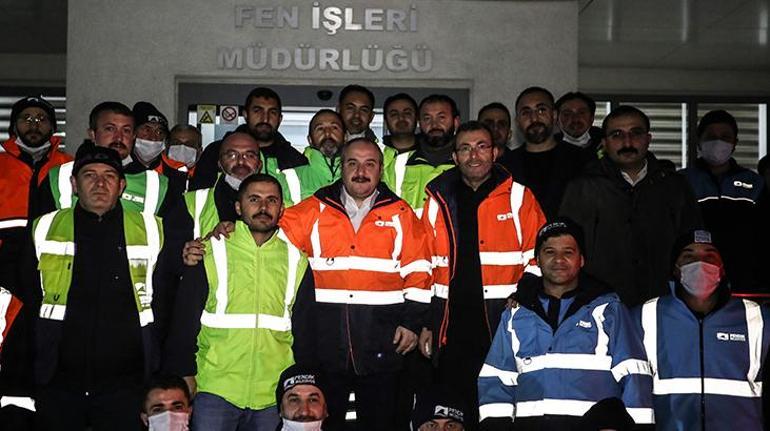 Bakan Varank Pendikte yeni yıla temizlik işçileri ile girdi