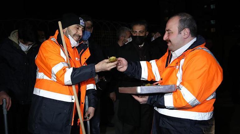 Bakan Varank Pendikte yeni yıla temizlik işçileri ile girdi