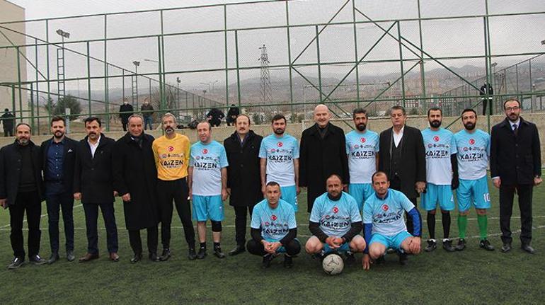 Bakan Soylu, turnuva maçının başlama vuruşunu yaptı