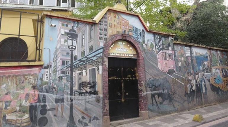 Kadıköyde kilise kapısına yazı yazan şüpheli serbest bırakıldı