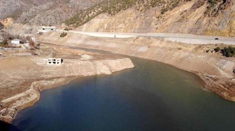 Aralarında 67 km mesafe olan iki barajın su seviyeleri şoke etti