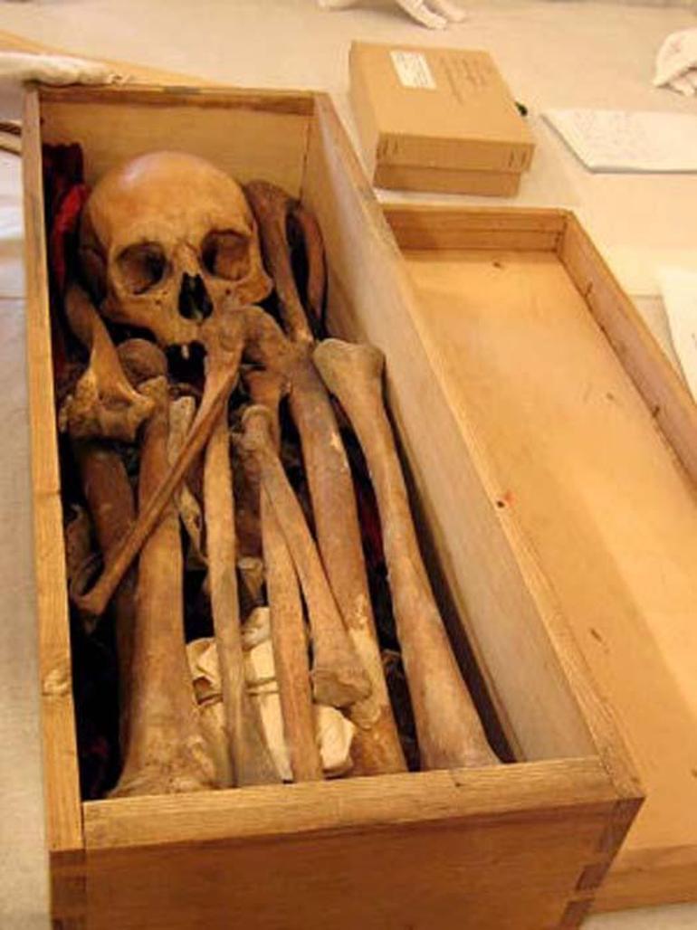 Mezarı açtıklarında inanamadılar Rus-Ukrayna çatışmasını Prensin kemikleri çözecek