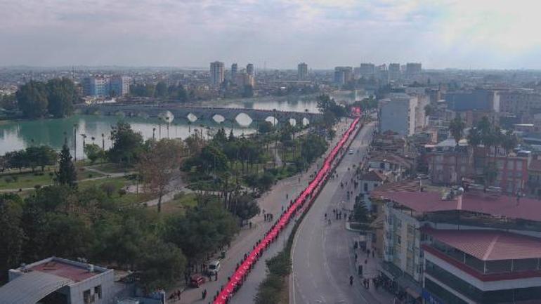 Adana’da 3 bin 628 metrelik bayrak açıldı; Vali Elban rekor dedi