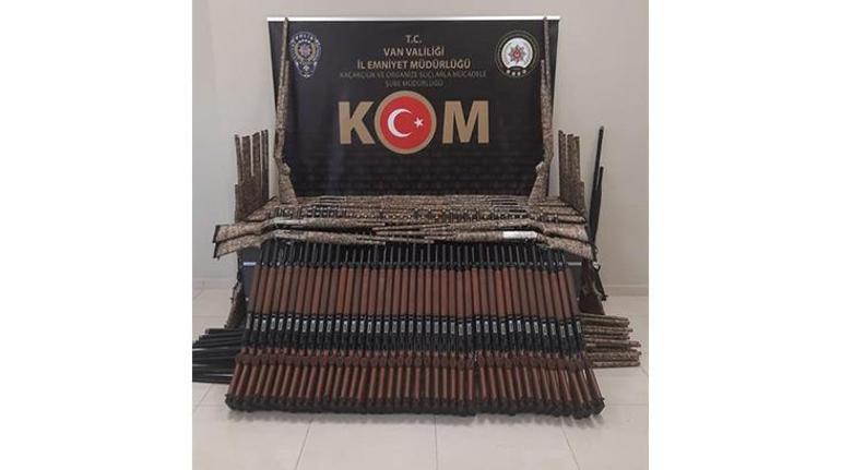 Vanda 200 tüfek ile 2 bin 100 litre kaçak mazot ele geçirildi