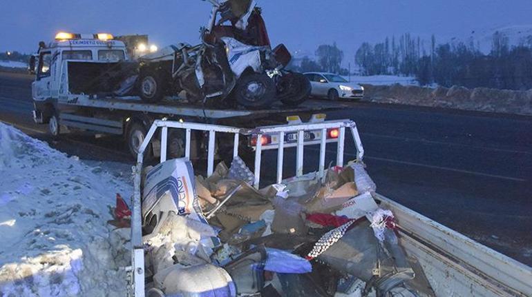 Sivas’ta yolcu otobüsü kamyonetle çarpıştı: 2 ölü, 19 yaralı