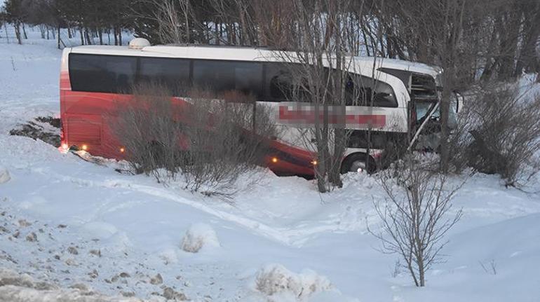 Sivas’ta yolcu otobüsü kamyonetle çarpıştı: 2 ölü, 19 yaralı