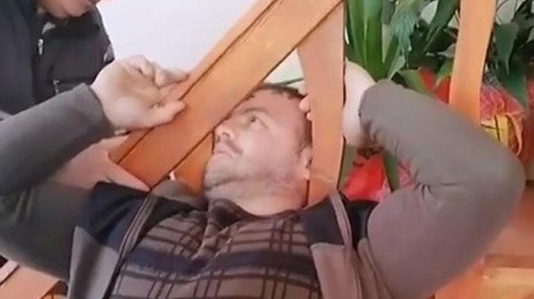 Şaşkına çeviren olay Kafası merdiven korkuluğuna sıkıştı