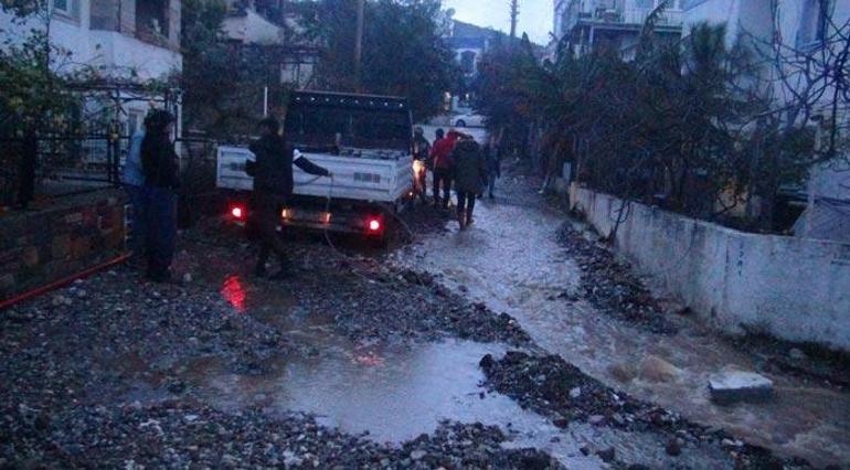 Bodrumda sağanak yağmur su baskınlarına neden oldu