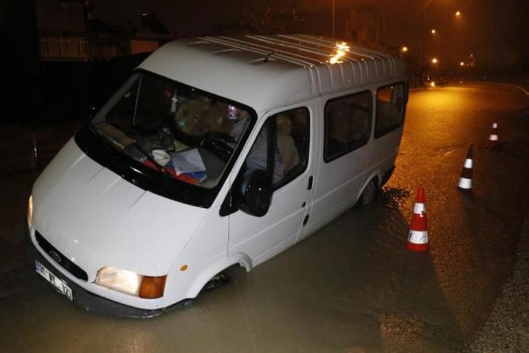 Adana’da sağanak yağış sebebiyle yol çöktü