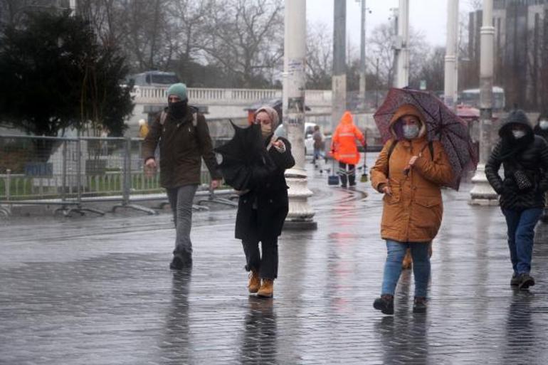 İstanbulda rüzgar ve yağmur zor anlar yaşattı