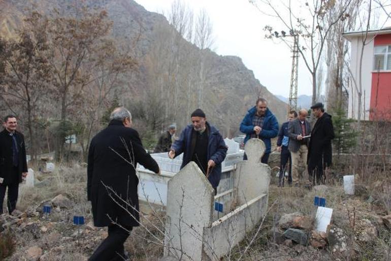 Su altında kalacak Yusufelide mezarlar taşınıyor