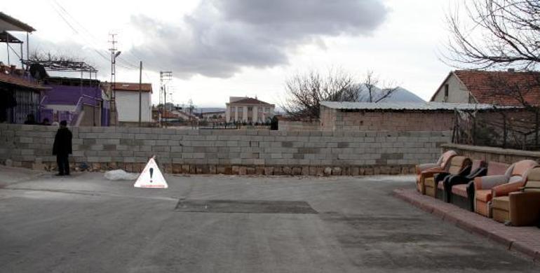 Arazisinden geçtiğini iddia ettiği yolu duvar örerek, trafiğe kapattı