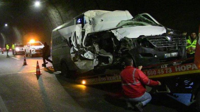 Tünelde feci kaza Hurdaya dönen araçtan sağ kurtuldu