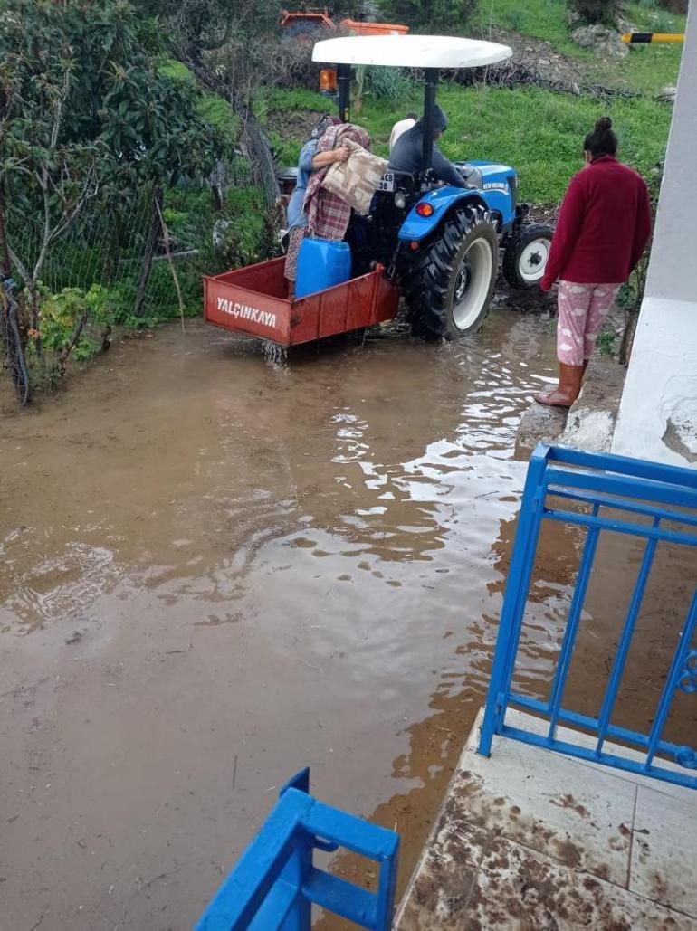 Muğlada alarm: Deniz kahverengiye döndü, kara yolu trafiğe kapatıldı, elektrik kesintileri yaşandı