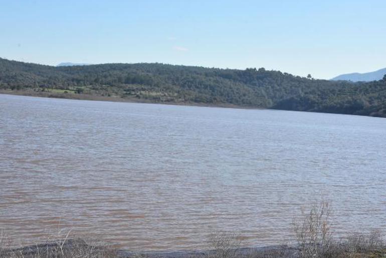 Muğlada alarm: Deniz kahverengiye döndü, kara yolu trafiğe kapatıldı, elektrik kesintileri yaşandı