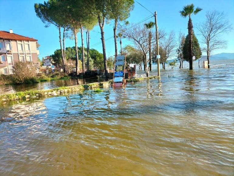 Muğlada alarm: Deniz kahverengiye döndü, kara yolu trafiğe kapatıldı, elektrik kesintileri yaşandı