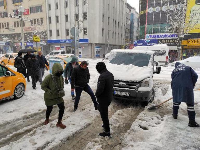 Vanda 930 yerleşim yeri yolu ulaşıma kapandı; kar kalınlığı 50 santim