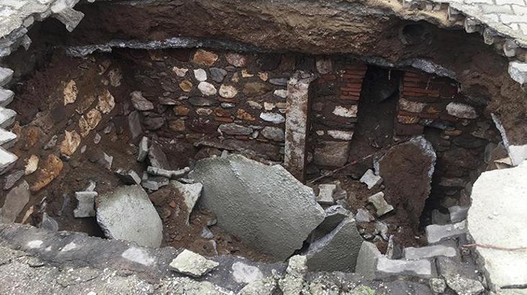 Öğrenci ve öğretmenler şaşkın Manisada okul bahçesinde çukur oluştu