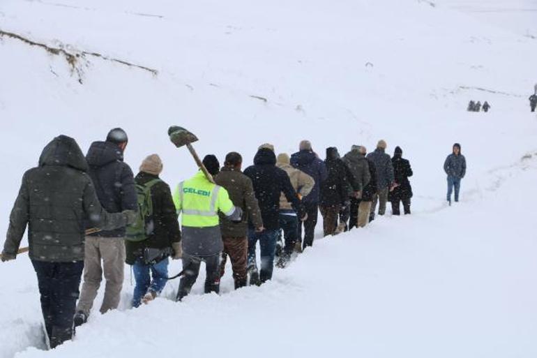 Şebeke arızası için gittikleri köyde üzerlerine çığ düştü: 3 yaralı