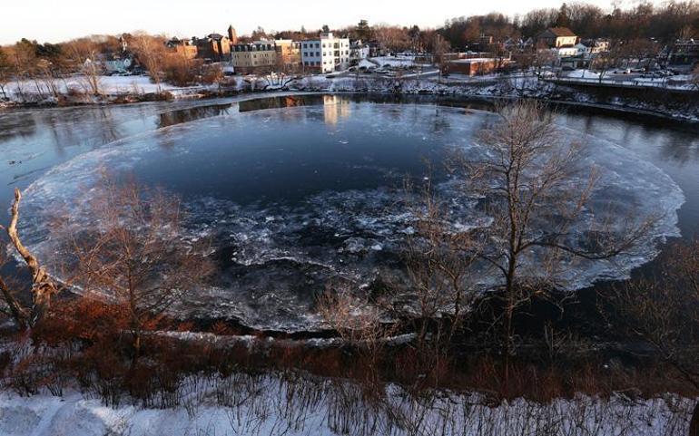 Nehrin ortasında dönen tuhaf buz diski büyük ilgi topladı